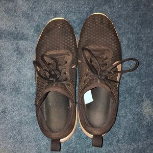 Black nike air tennis shoes